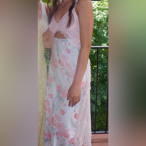 Dresses & Skirts - Floral Pink and White Women's slip dress